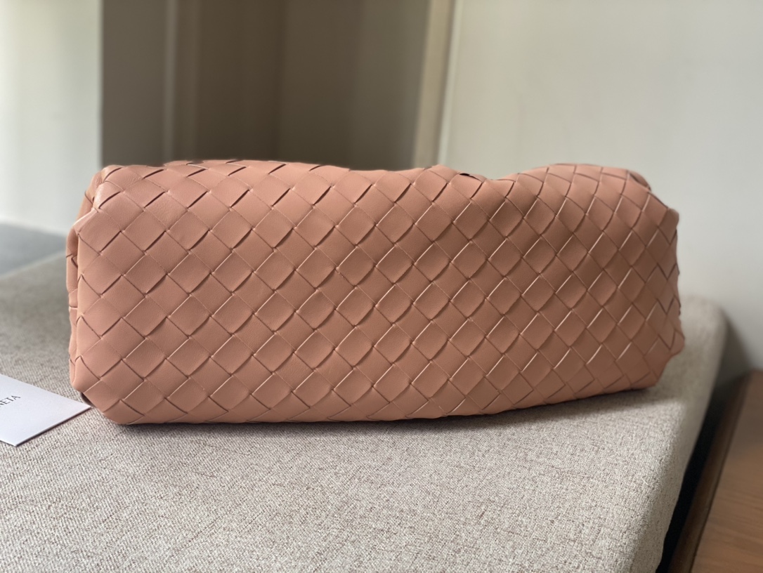 Big Pouch Intrecciato Leather Clutch Nude Pink